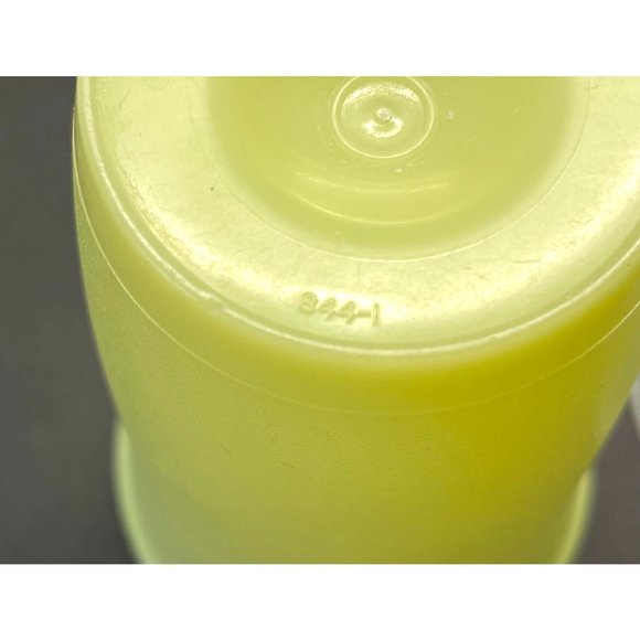 Vintage Tupperware 844-1 Shaker Cup with Lid 2 Cup Kitchen Gadget Yellow - Picture 7 of 7